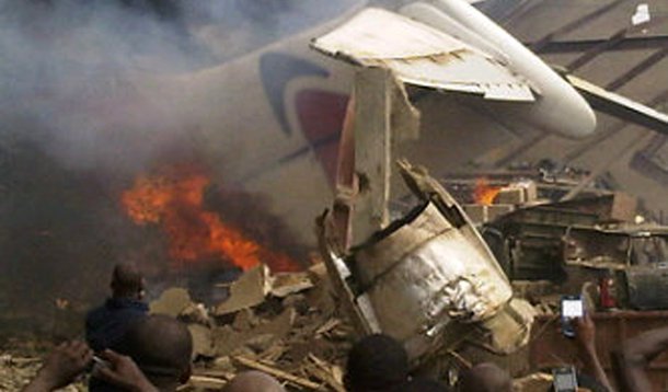 Avião com 153 passageiros cai na Nigéria