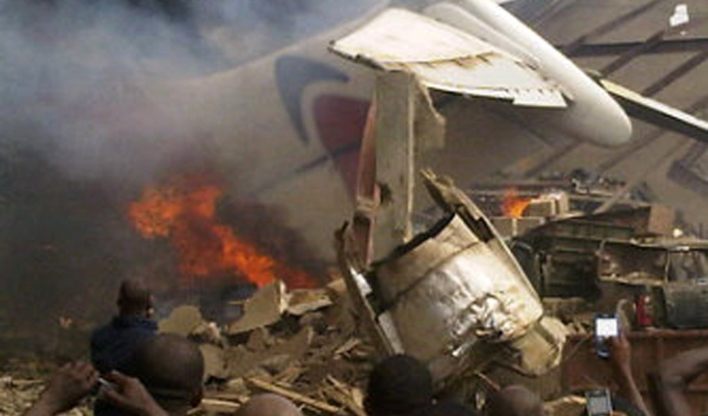 Avião com 153 passageiros cai na Nigéria