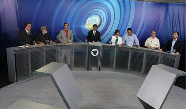 Ausente de debate, Paulo é alvo de críticas