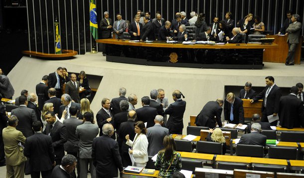 Câmara adia votação da prorrogação da DRU