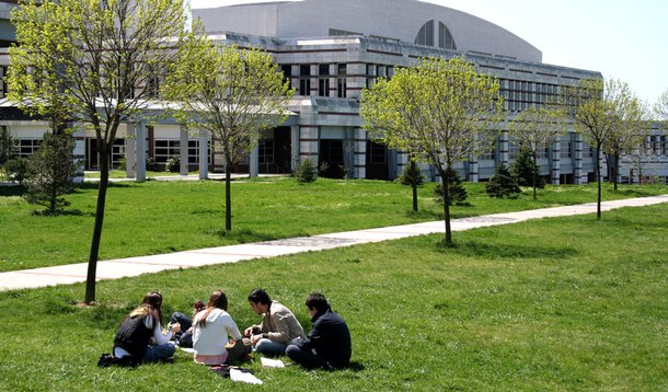 França anula norma que expulsava universitários estrangeiros