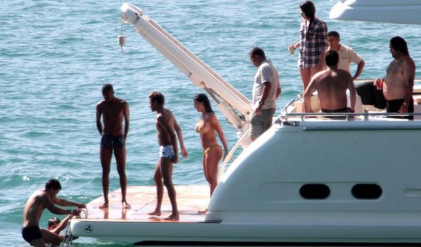 Neymar faz farra em iate que pretende comprar