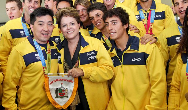Dilma recebe brasileiros que foram medalhistas no Pan
