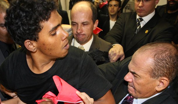 Senadores condenam uso de arma contra estudante