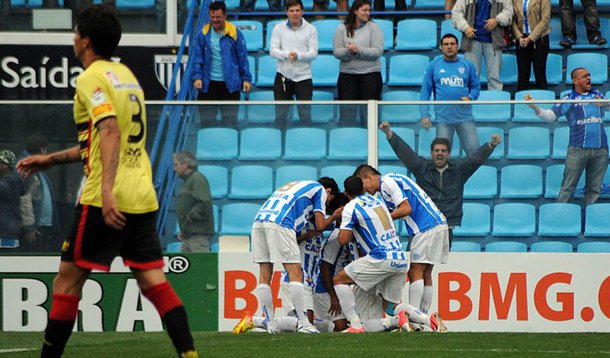 Leão toma 2 a 0 do Avaí e liderança fica ameaçada