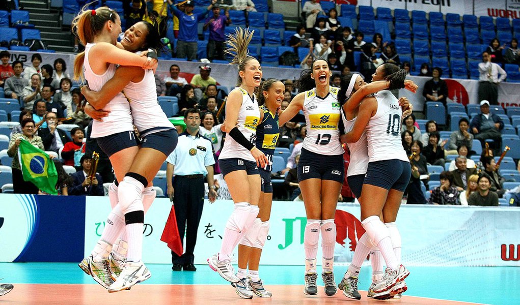 Brasil sofre de novo, mas bate Sérvia de virada no vôlei