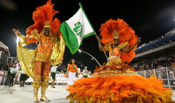 Desfile de SP começa com expectativa de casa cheia