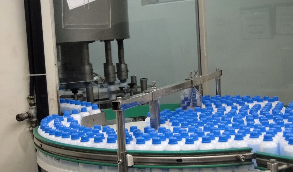 Bens de consumo puxam queda da indústria em abril