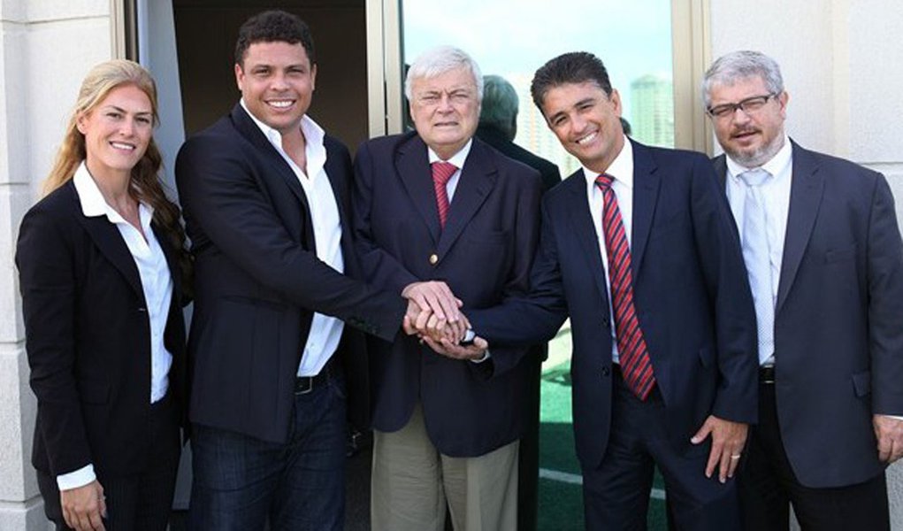 Em dia de despedida, Ronaldo apoia Teixeira