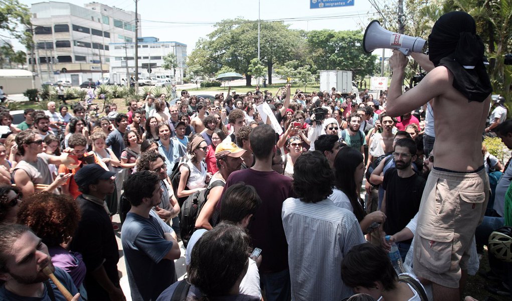 Alunos da USP protestam contra detenção de colegas