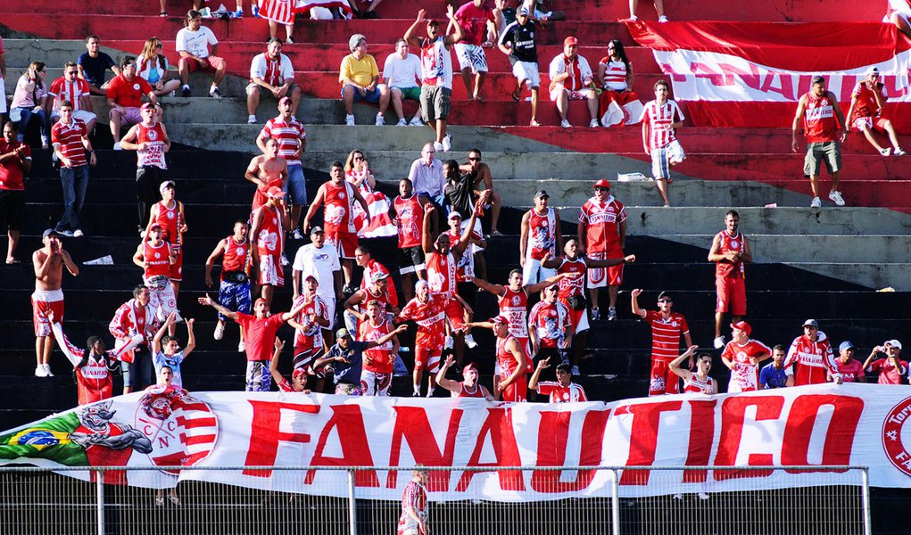 Náutico vence e fica a um empate da Série A