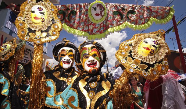 Papangus comandam a folia  no domingo