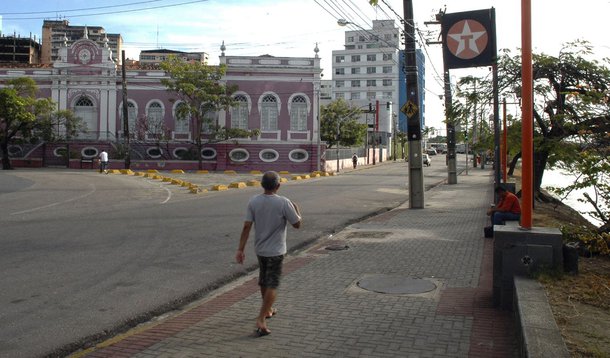 Tradicional posto de gasolina da rua do Sol é retirado pela Prefeitura do Recife