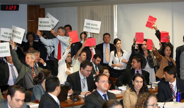 Confusão no Senado: estudantes protestam, policiais reprimem