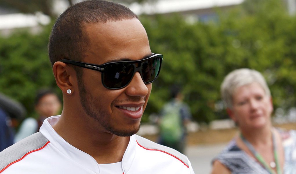 Hamilton assina com a Mercedes