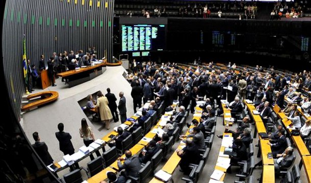 Mistério da calcinha perturba a Câmara