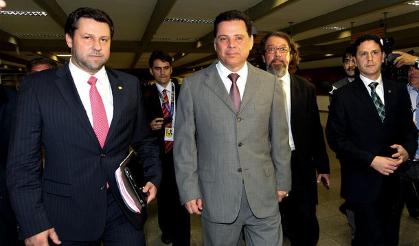 Perillo faz visita surpresa e se dispõe a prestar depoimento à comissão