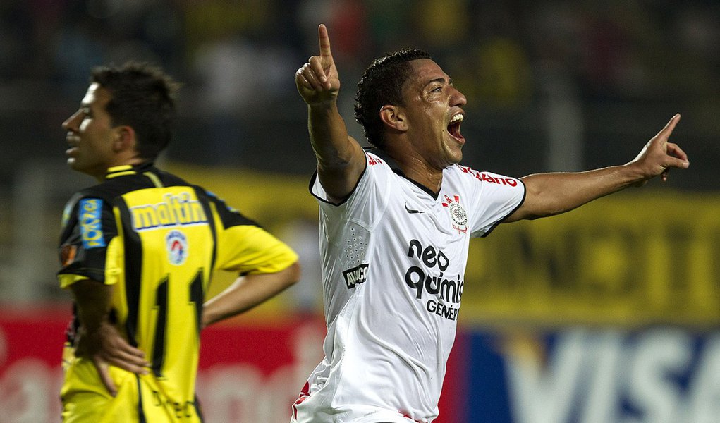 Corinthians empata no fim com o Táchira