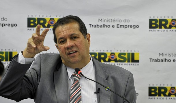 Cinco centrais sindicais defendem Lupi de denúncias