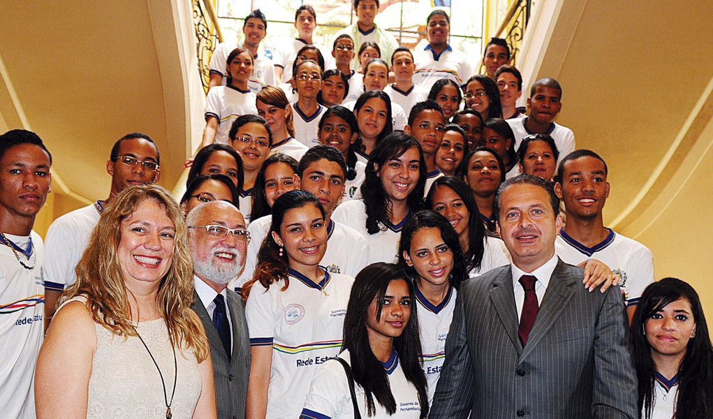 Governo de Pernambuco vai mandar alunos para o exterior