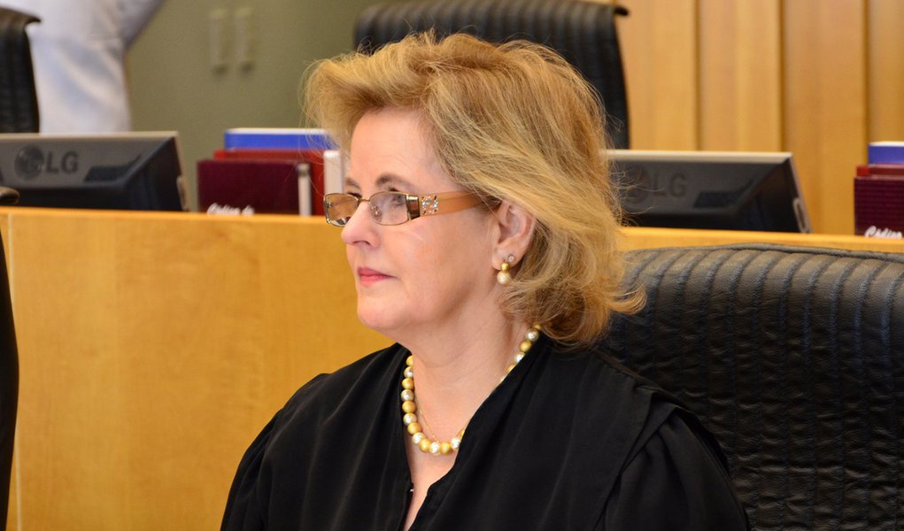 Dilma surpreende e indica amiga de ex para STF