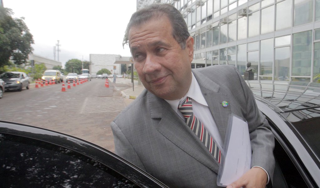 Comissão de Ética pede explicações a Lupi sobre denúncias