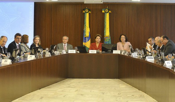 Dilma avisa: não vai pedir voto por ninguém em 2012