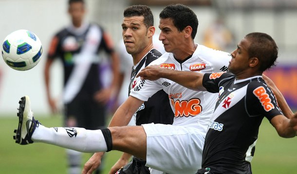 Na volta de Ganso, Santos vence e atrapalha o Vasco
