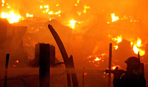 Incêndio em favela desabriga mil pessoas