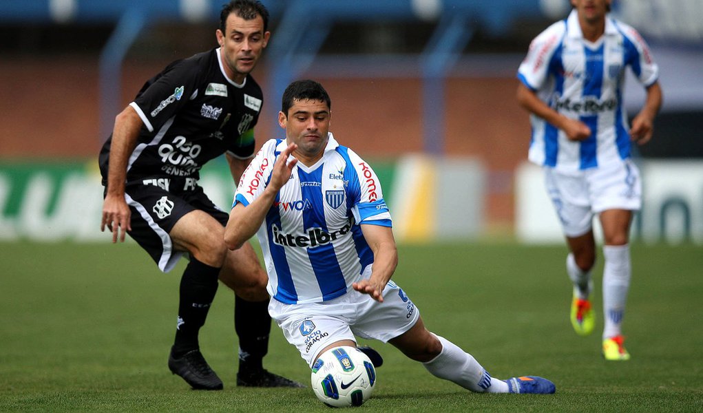 Ceará vence Avaí e deixa a zona de rebaixamento