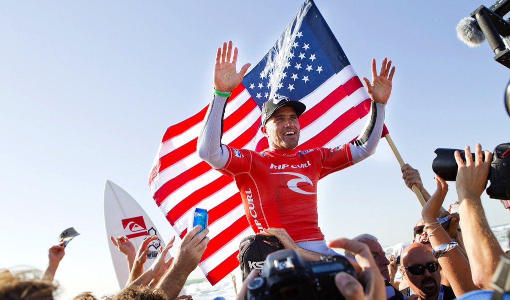 Kelly Slater vence brasileiros e assegura 11.º título