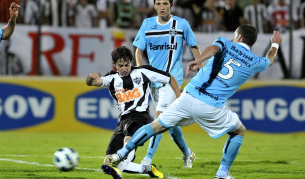 Atlético-MG vence e se distancia mais da zona de risco