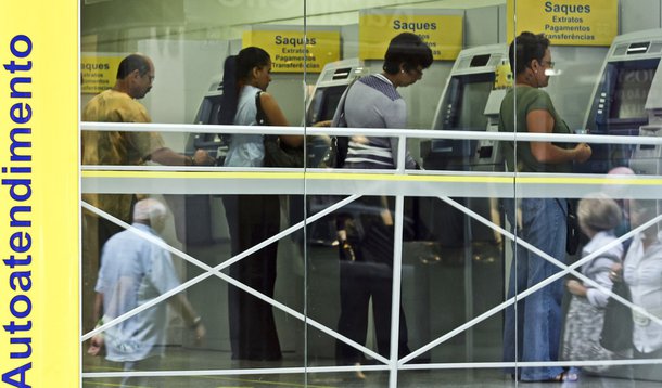 Quatro bancos notificados por falta de segurança