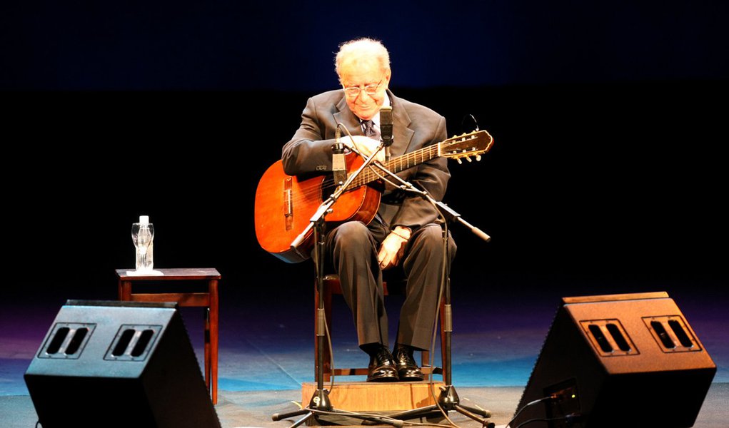 João Gilberto faz show em SP no dia 18 de dezembro