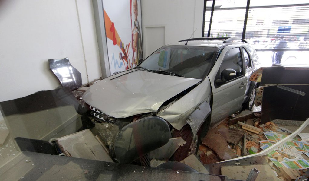 Carro invade central de atendimento em Belo Horizonte