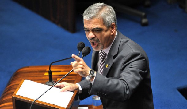Humberto Costa sai em defesa de Lula
