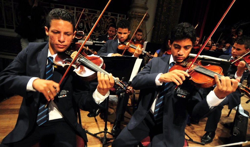 Hoje tem Orquestra Cidadã Meninos do Coque no Parque Dona Lindu