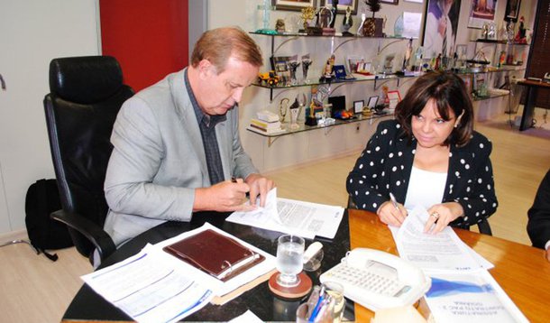 Prefeitura firma contrato para asfaltar 31 bairros