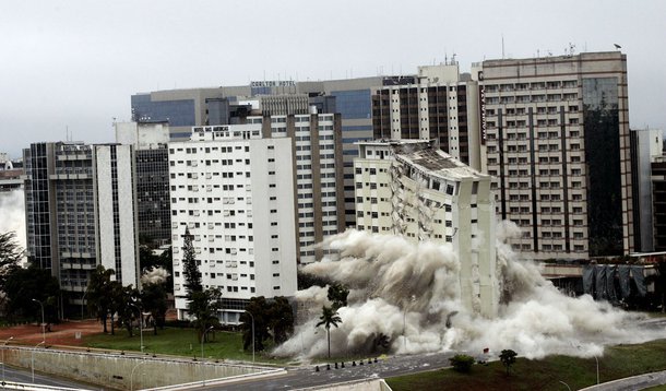 Dois hotéis são implodidos em Brasília