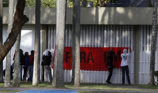 Encapuzados, estudantes invadem Reitoria da USP