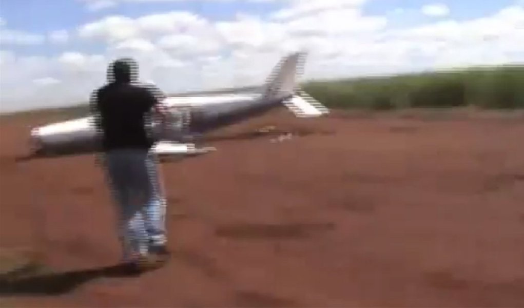 Policiais jogam carro contra avião de contrabandistas; vídeo