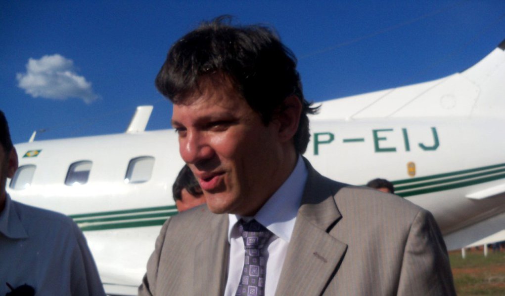 Haddad usou jatos da FAB para transportar família