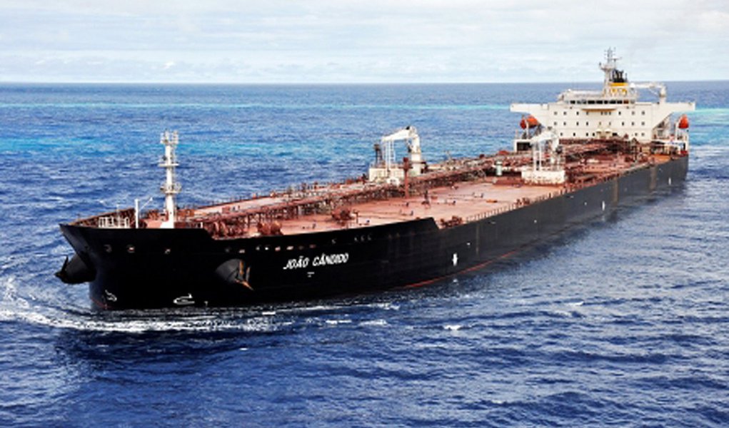Navio petroleiro João Cândido está no mar