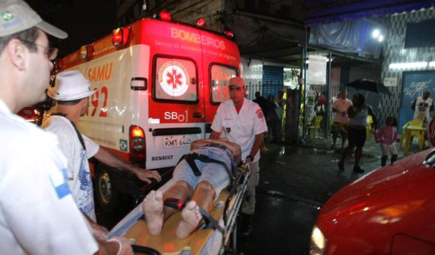 Carro invade ensaio da Portela, mata um e fere 25