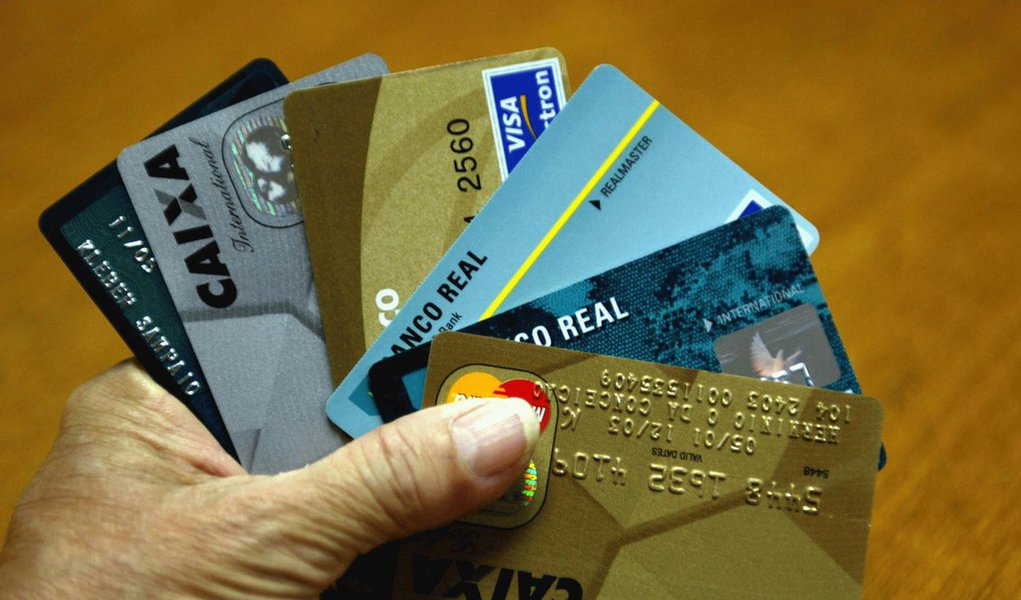 Professor ensina a se livrar da dívida no cartão