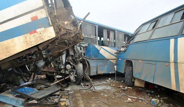 Choque de 5 ônibus na Bahia mata, fere e congestiona