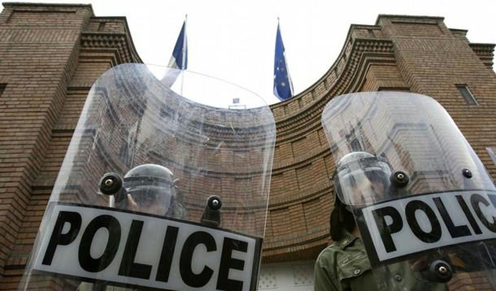 Iranianos protestam diante da embaixada da França