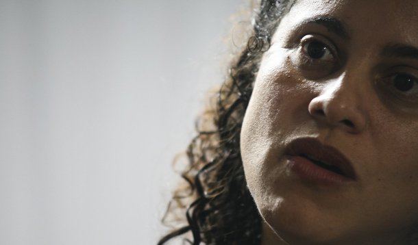 Luciana bate na trave duas vezes