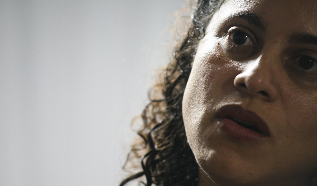 Luciana bate na trave duas vezes