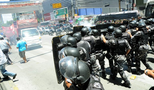 Trabalhadores da construção civil confrontam polícia militar